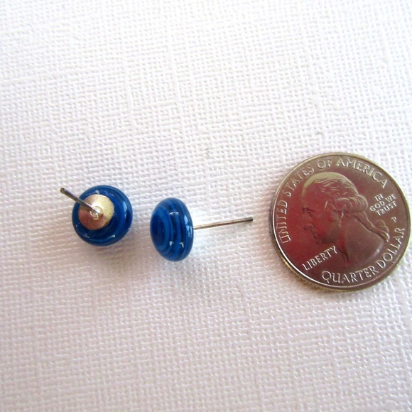 Blue swirled glass stud pierced earrings - Picture 4 of 4